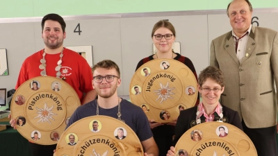 Die Schützenkönige Matthias Hirsch (stehend, von links) und Lina Reger sowie (sitzend, von links) Julian Reger und Kerstin Schmidt mit Vorsitzendem Bernhard Wenning.  (Bild: Schützenverein Siegritz/exb)