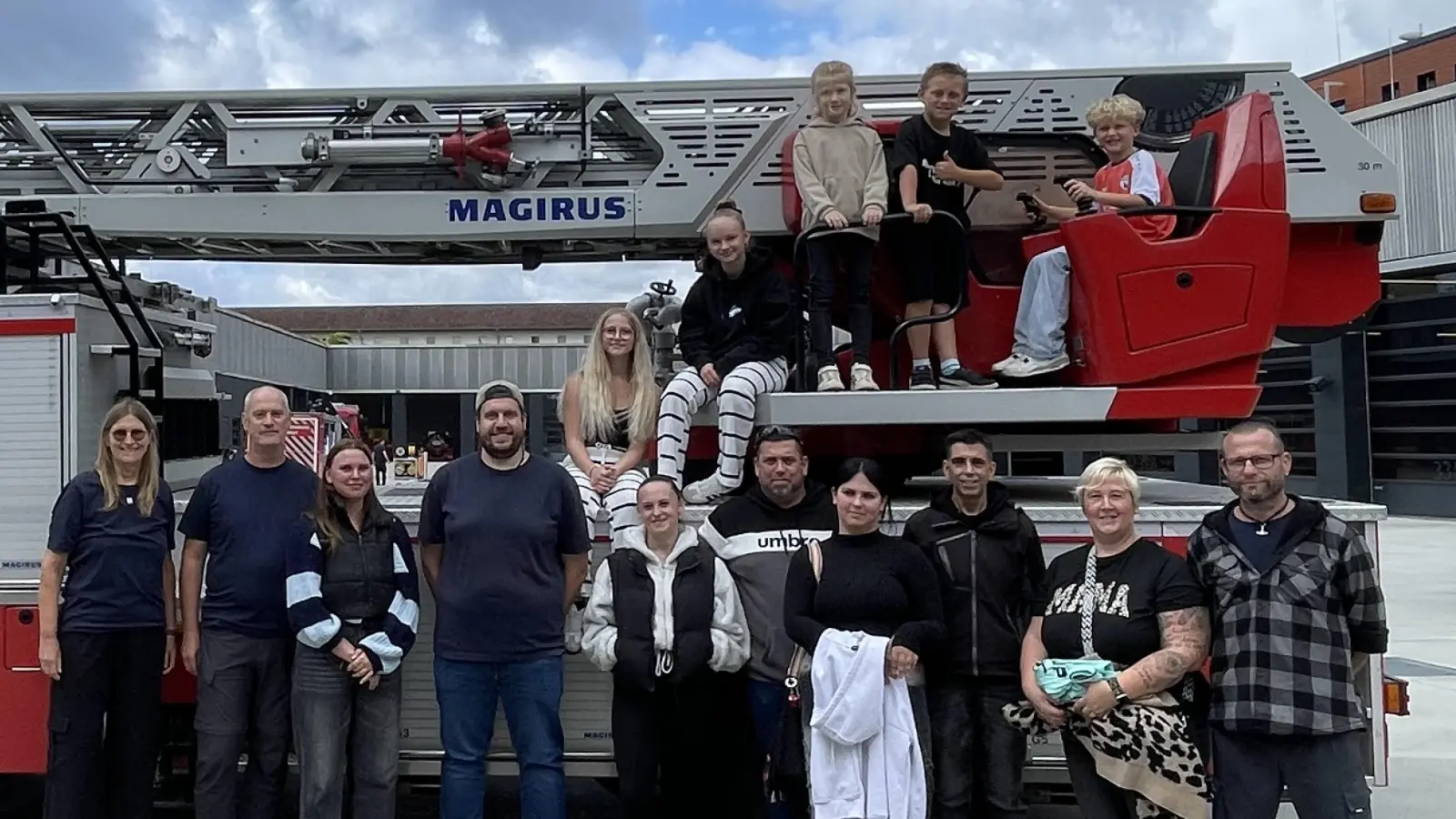 Abschlussbild beim Besuch der Berufsfeuerwehr Regensburg (Bild: Karla Döhler)