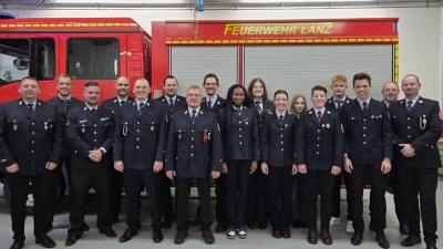 Vereins- und Wehrführung, sowie Bürgermeister und Kreisbrandmeister mit den beförderten Kameradinnen und Kameraden und Neuaufnahmen der FF Lanz (Bild: Anna Östreicher)