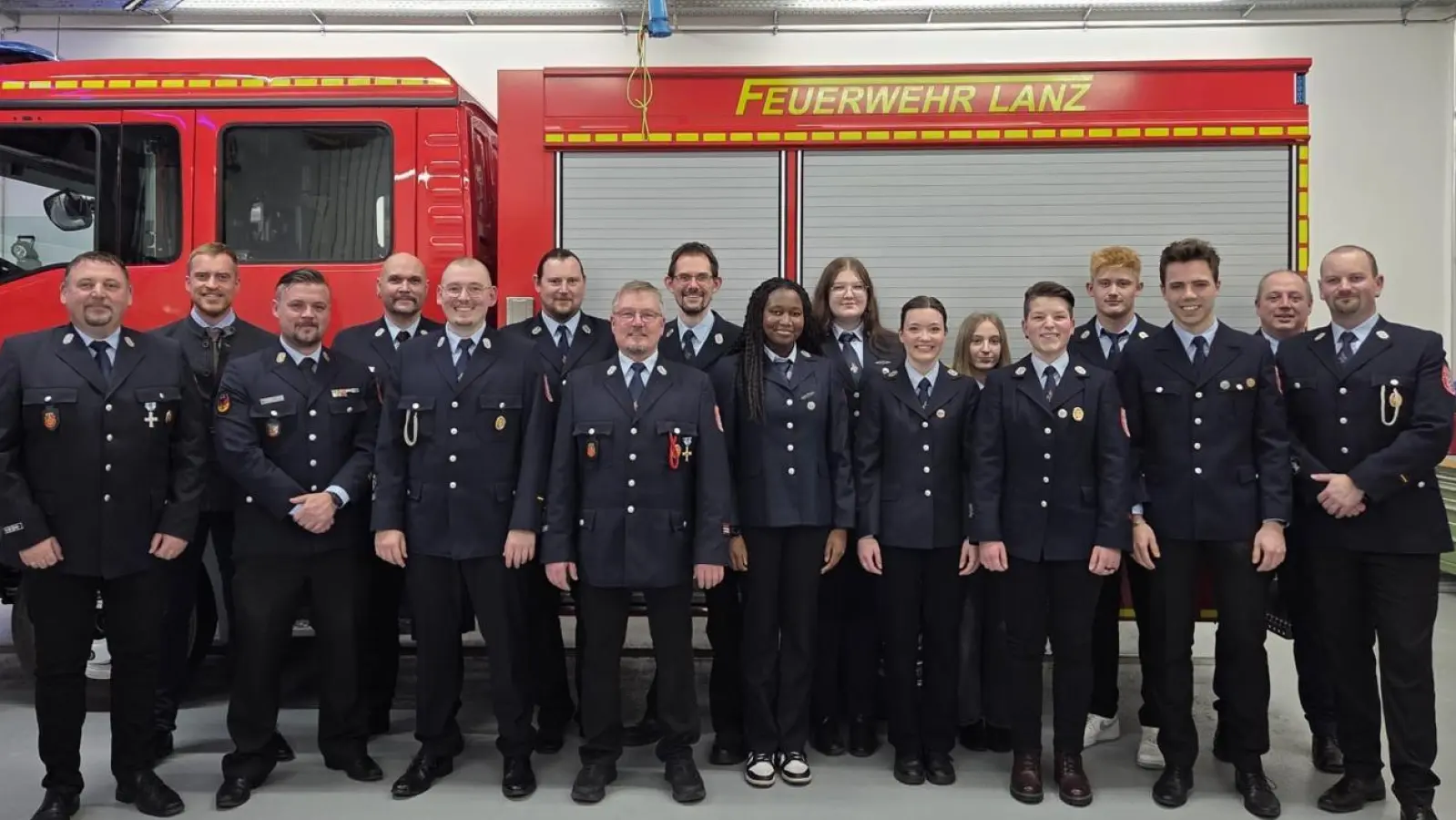 Vereins- und Wehrführung, sowie Bürgermeister und Kreisbrandmeister mit den beförderten Kameradinnen und Kameraden und Neuaufnahmen der FF Lanz (Bild: Anna Östreicher)