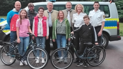 Bürgermeister Frank Zeitler, PI-Leiterin Sabine Roidl und der Vorsitzende der Kreisverkehrswacht Nabburg, Karl Beer, freuen sich über die Spende von zwei Fahrrädern des Nabburger Drechsel-Symposiums. (Bild: Georg Pösl)