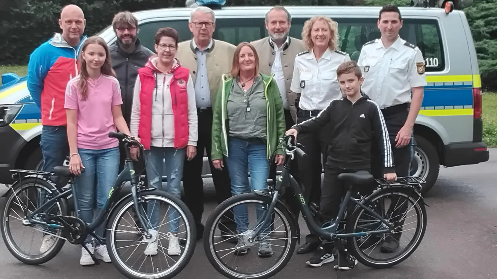 Bürgermeister Frank Zeitler, PI-Leiterin Sabine Roidl und der Vorsitzende der Kreisverkehrswacht Nabburg, Karl Beer, freuen sich über die Spende von zwei Fahrrädern des Nabburger Drechsel-Symposiums. (Bild: Georg Pösl)