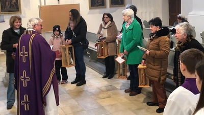 Am 1. Adventssonntag wurden die Marienfiguren für das traditionelle Frauentragen in Waidhaus ausgegeben. (Bild: Josef Kleber)