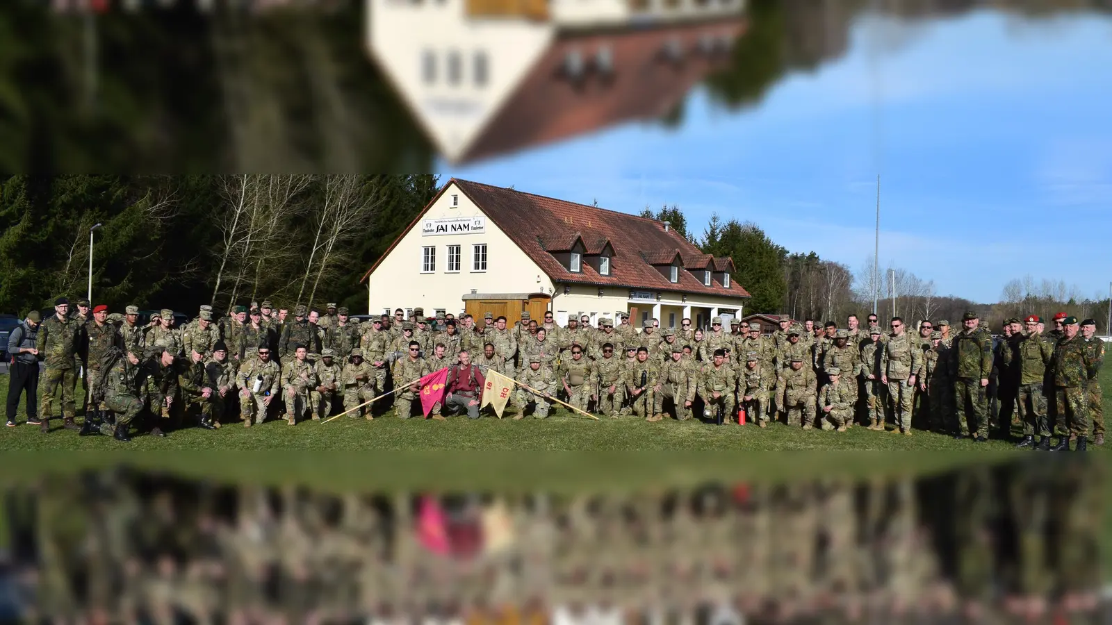 Die 97 Teilnehmer des Leistungsmarsches nach der Begrüßung am Sportgelände des FC Freihung, links und rechts eingerahmt vom Leitungs- und Funktionspersonal der RK Freihung mit Ehrenkreisvorsitzender Oberstleutnant d.R. Werner Gebhard (2. von rechts).  (Bild: Gerhard Lindthaler )