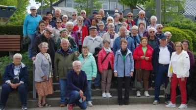 Die fröhliche Ostseereisegruppe in Malente bei der Gremsmühle. (Bild: Alfred Wulfänger)