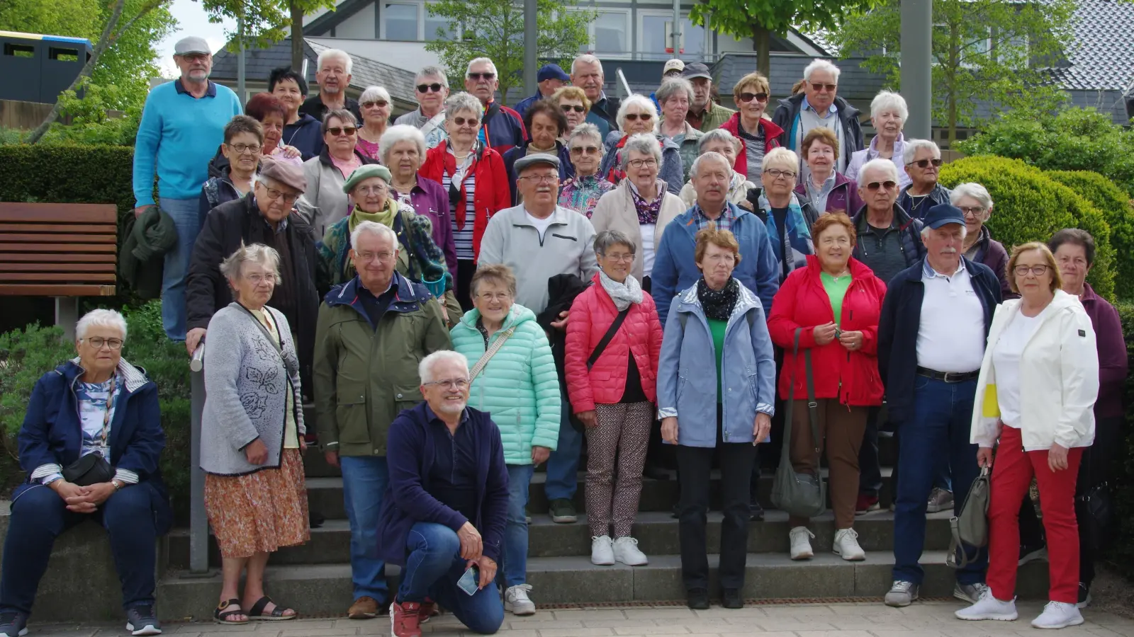 Die fröhliche Ostseereisegruppe in Malente bei der Gremsmühle. (Bild: Alfred Wulfänger)