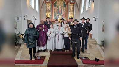  Pfarrer Lawrence Michael, Ministranten und die Kaibitzer Schloßbläser. (Bild: Pauline Bäumler)