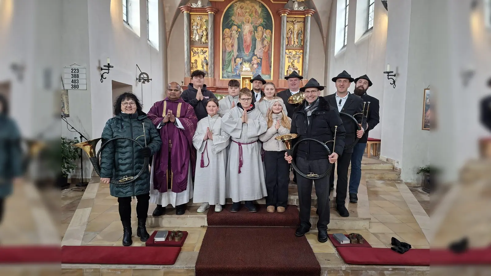  Pfarrer Lawrence Michael, Ministranten und die Kaibitzer Schloßbläser. (Bild: Pauline Bäumler)