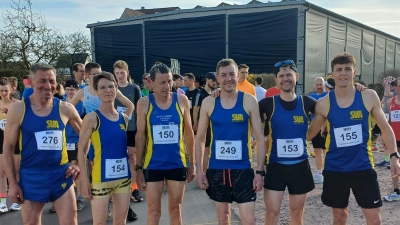 Von links: Starter der SVA vor dem 10km Straßenlauf: Peter Dirmeier, Birgit Schulz, Anton Graml, Stefan Helmle, Markus Bergler, Andreas Heinrich. (Bild: Michael Lang)