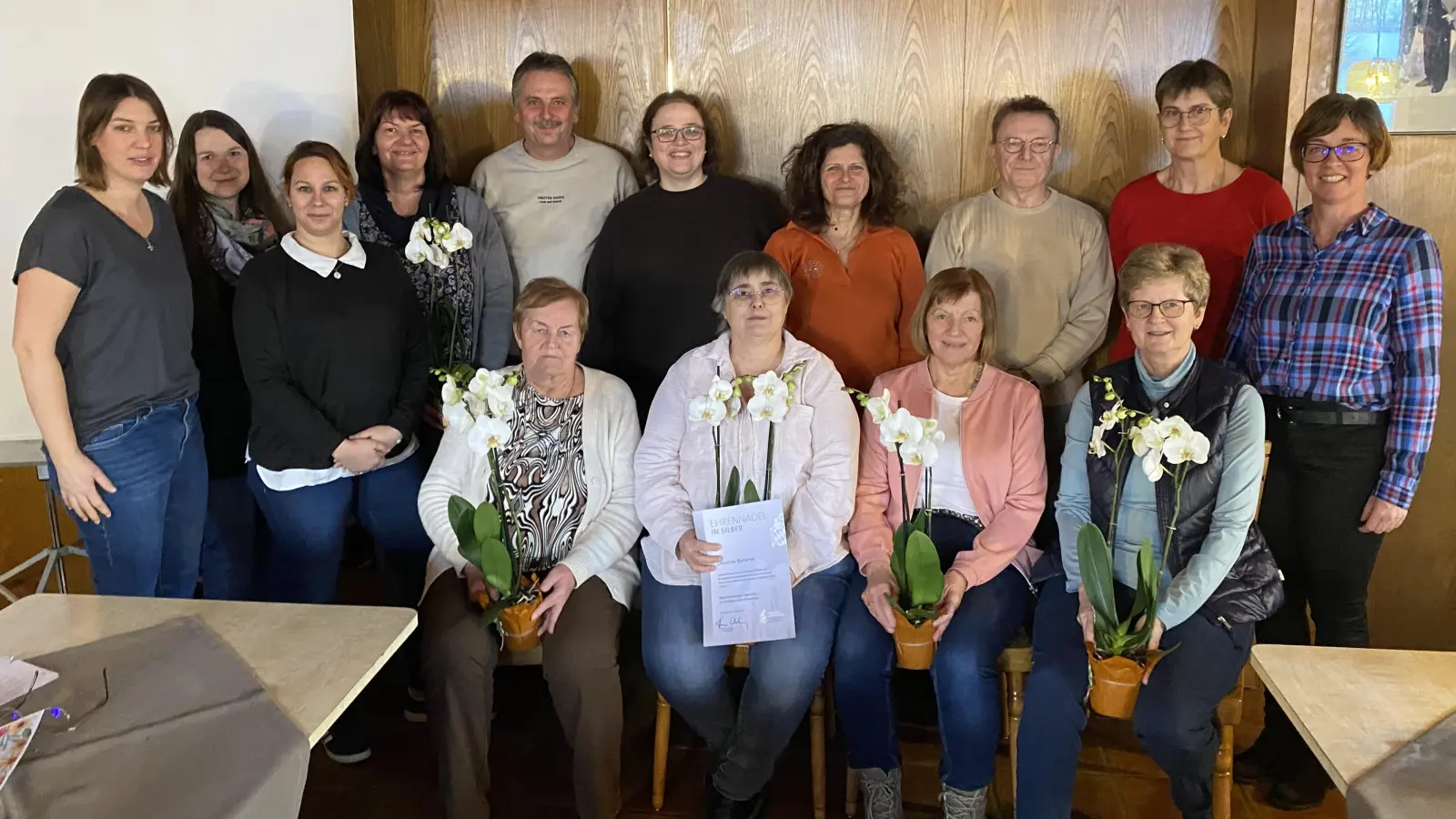 Von links stehend: Claudia Hieltel, Miriam Rögner, Nadin Keller, Susanne Utz, Bürgermeister Hermann Mertel, Petra Pöllinger, Meike Hauenstein, Jochen Böttcher, Irmgard Leißner, Michaela Kopp<br>Von links sitzend: Leni Knahn, Christine Scharrer, Lieselotte Schwemmer, Helga Hölzl (Bild: Ernst Utz )
