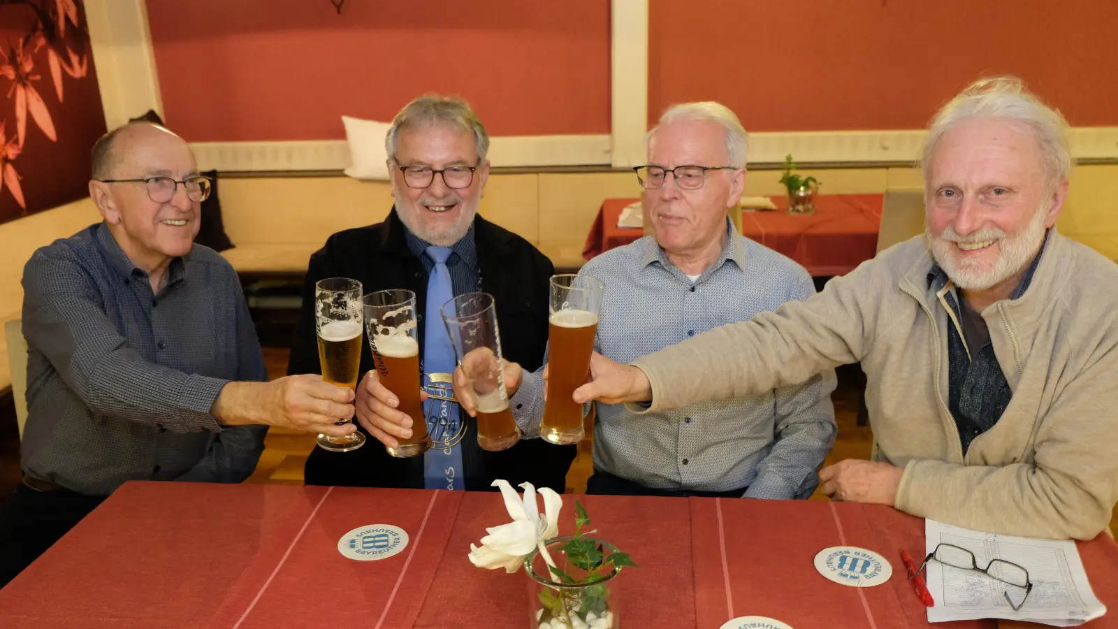 Ein Prosit dem Gesang und dem Singen im Chor. Für die alte und neue Vorstandschaft mit Schatzmeister Albert Dunzer, Vorsitzenden Karl Ott, 2. Vorsitzenden Werner Hofmann und Schriftführer Willi Kallmeier (von links) ein Lebenselixier.  (Bild: Robert Dotzauer)
