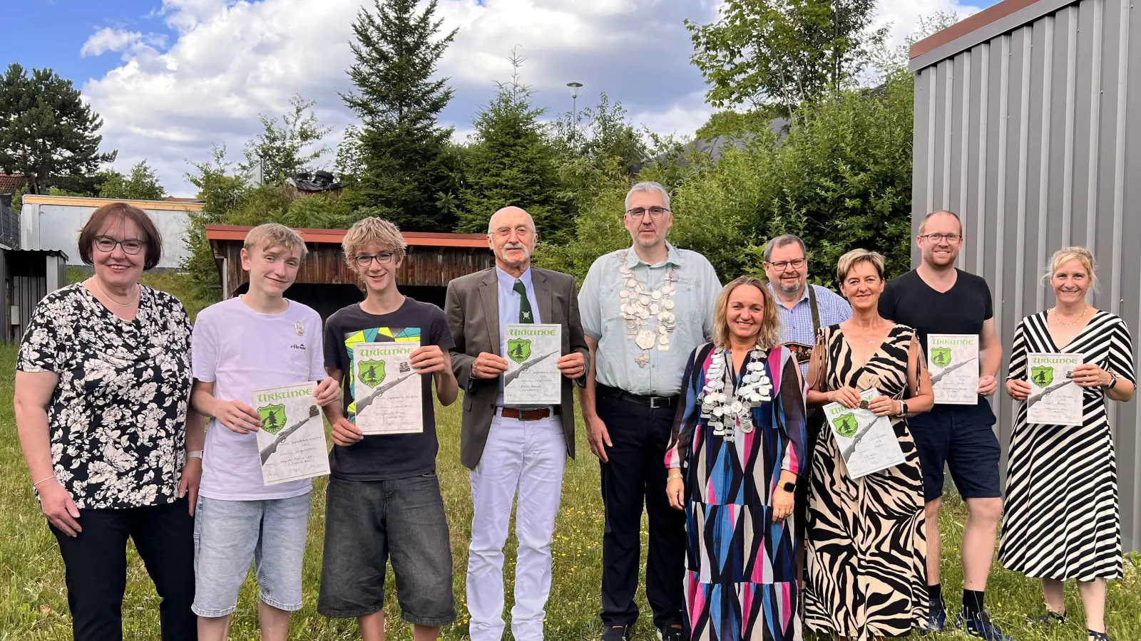 Die neuen Würdenträger der Scharfschützen Oberviechtach mit Vereinsvertretern bei der Königsproklamation 2026: Von links nach rechts: Martina Lorenz, 1. Schützenmeisterin, Maximilian Wagner, 2. Jugendritter, Oliver Wohlgemuth, 1. Jugendritter, Dr. Günter Gilch, Ehrenschützenmeister &amp; Vertretung des neuen Jugendkönigs, Bennett Stetler, Thomas Lorenz, Schützenkönig, Lydia Wagner, Schützenliesl, Michael Trapp, 2. Ritter, Katja Süß, 2. Schützendame, Zimmermann Manuel, 1. Ritter, Wohlgemuth Julia, 1. Schützendame. (Bild: Rudolf Bronold)