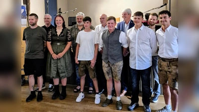 Die jungen Gesellinnen und Gesellen des Bauhandwerks gemeinsam mit dem Obermeister und Ehrengästen der Lehrabschlussfeier. (Bild: Firma Kreishandwerkerschaft / Linda Denk)