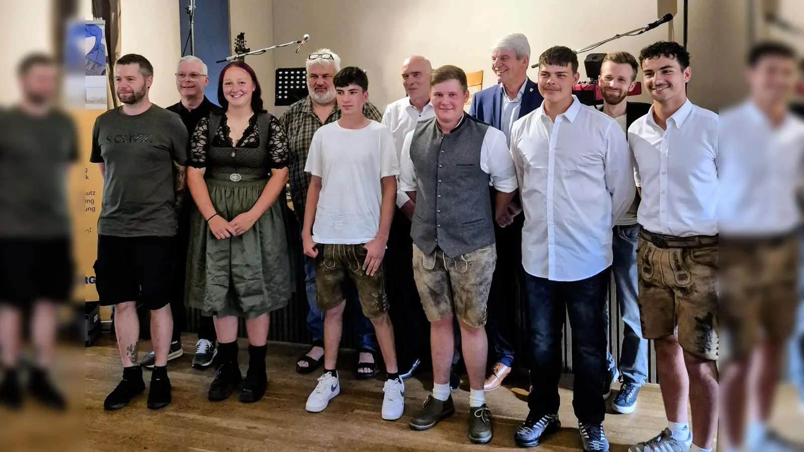 Die jungen Gesellinnen und Gesellen des Bauhandwerks gemeinsam mit dem Obermeister und Ehrengästen der Lehrabschlussfeier. (Bild: Firma Kreishandwerkerschaft / Linda Denk)