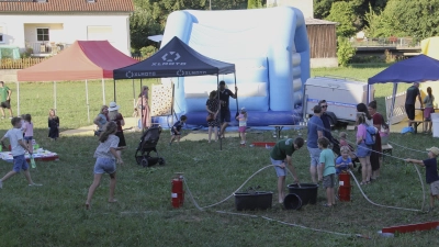 Auf der großen Spielwiese hatten die Kinder freien Lauf. Zielspritzen war natürlich ein besonderes Vergnügen, vor allem wenn der Wasserstrahl mal in die entgegengesetzte Richtung gehalten wurde. (Bild: Josef Böhm)