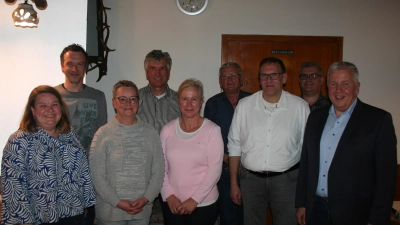 Der neue Vorstand der Schnaittenbacher Krippenfreunde, v. l. Manuela Fronhofer, Michael Reindl, Karin Kraus, Helmut Pichl, Birgitt Pröls, Peter Pichl, Erwin Panzer, 3. Bürgermeister Manfred Schlosser und Uli Reindl.  (Bild: Lucas Reindl)