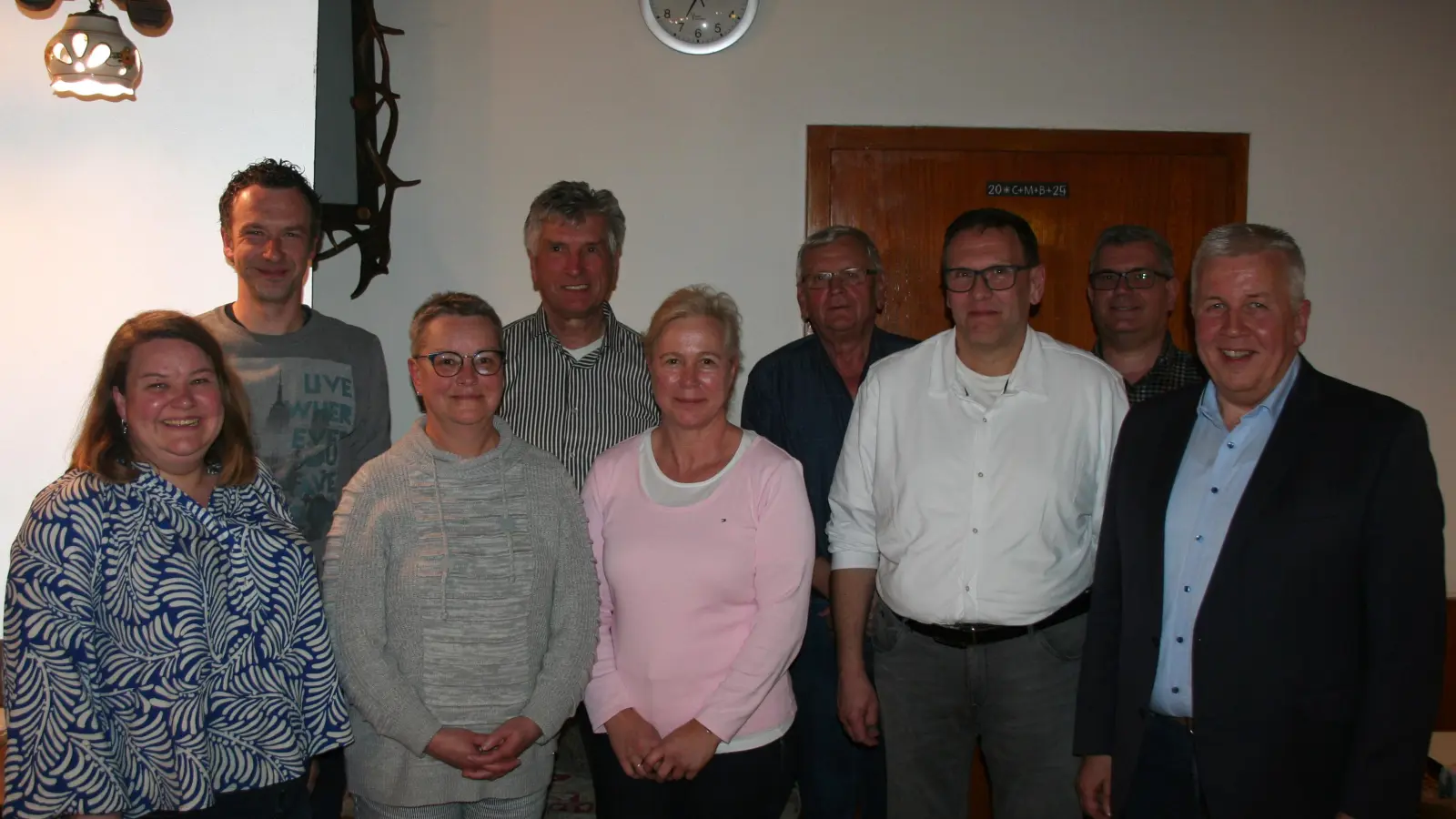 Der neue Vorstand der Schnaittenbacher Krippenfreunde, v. l. Manuela Fronhofer, Michael Reindl, Karin Kraus, Helmut Pichl, Birgitt Pröls, Peter Pichl, Erwin Panzer, 3. Bürgermeister Manfred Schlosser und Uli Reindl.  (Bild: Lucas Reindl)