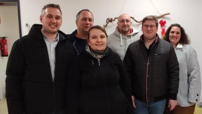 Mitglieder der SPD Ortsvereine mit Kinderhausleitung Frau Busch. (Bild: Rudi Schreyer)