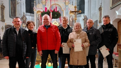 Im Bild von links nach rechts, Kolpingpräses Pfarrer Konrad Amschl, Pastoralreferentin Maria Wagner, 1. Vorstand Markus Fichtner, 2. Vorstand Hubert Häring, Irmgard Rösch, Manfred Fehr, Georg Ziegler (Bild: Waltraud Fichtner)