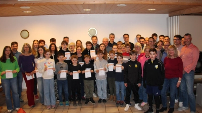 92 Sportlerinnen und Sportler der DJK Neustadt stellten sich im letzten Jahr wieder den sportlichen Herausforderungen des Deutschen Sportabzeichens. Im DJK-Sportheim wurden ihnen Urkunden und Abzeichen überreicht. (Bild: Hans Prem)