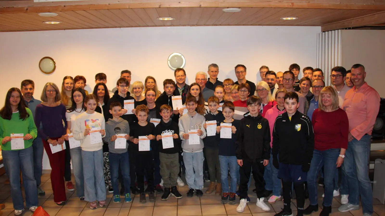 92 Sportlerinnen und Sportler der DJK Neustadt stellten sich im letzten Jahr wieder den sportlichen Herausforderungen des Deutschen Sportabzeichens. Im DJK-Sportheim wurden ihnen Urkunden und Abzeichen überreicht. (Bild: Hans Prem)