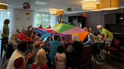 Die Senioren mit den Kindern (Bild: Matthias Walk)