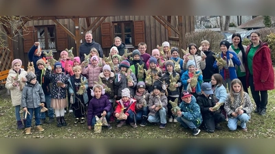 Die Kinder zeigen stolz ihre gebastelten Stroh-Osterhasen und gefundenen Ostertüten.<br>Die Jugendleitung, sowie Vorsitzender Peter Kirner, freuen sich über den guten Zuspruch bei der ersten Osterbastel-Aktion im Wanderheim. (Bild: Albert Winter)