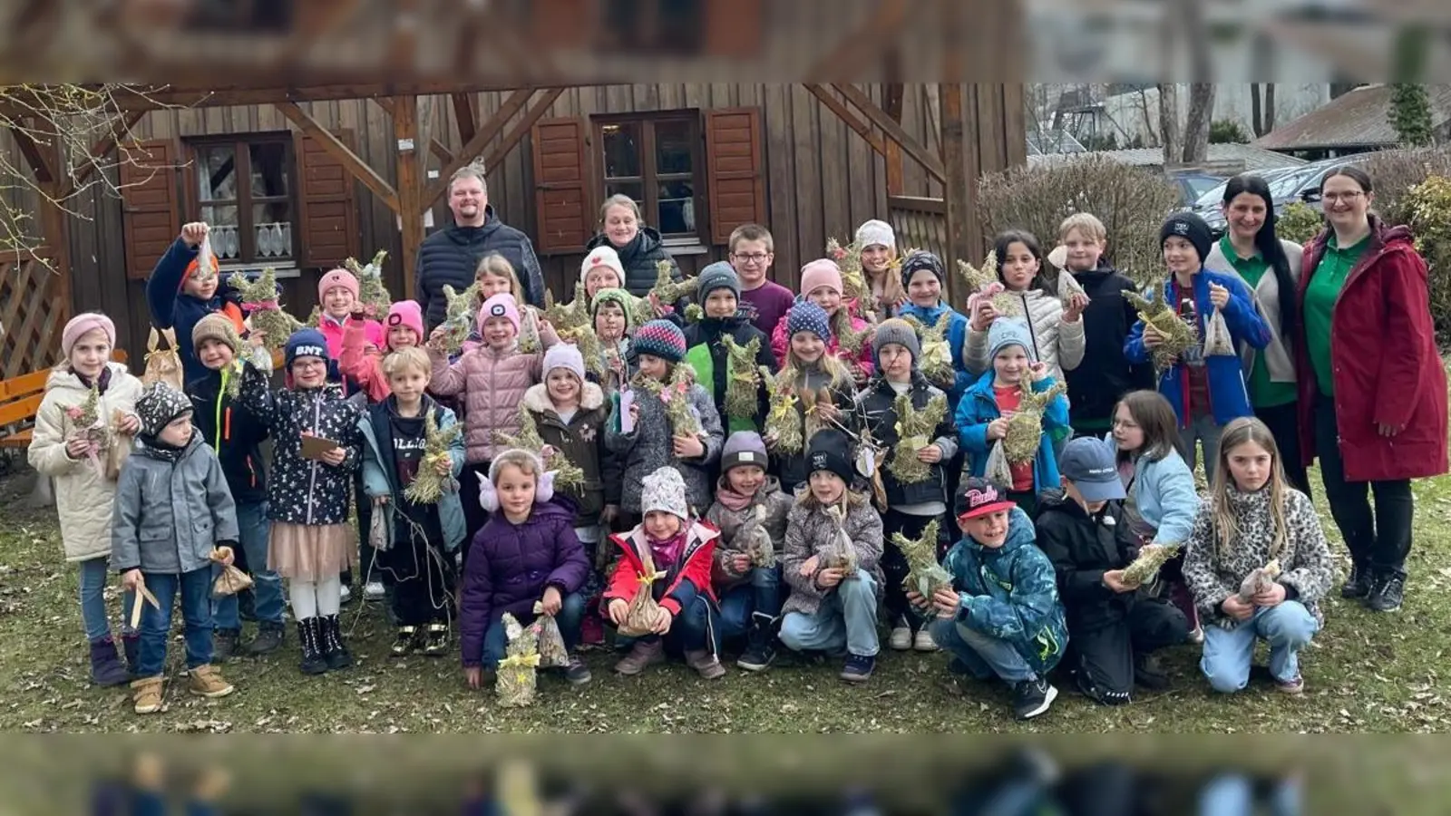 Die Kinder zeigen stolz ihre gebastelten Stroh-Osterhasen und gefundenen Ostertüten.<br>Die Jugendleitung, sowie Vorsitzender Peter Kirner, freuen sich über den guten Zuspruch bei der ersten Osterbastel-Aktion im Wanderheim. (Bild: Albert Winter)