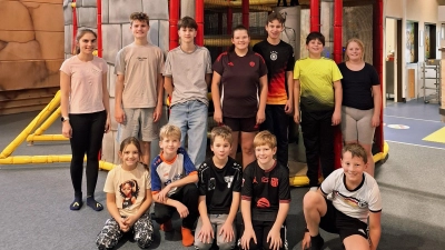 von links<br>vordere Reihe: Emma Weiß, Laurenz Sachsenhauser, Jakob Pfab, Thomas Seidl, Christoph Lederer<br>hintere Reihe: Sophie Lederer, Sebastian Lederer, Leopold Sachsenhauser, Helena Lederer, Korbinian Schwirzer, Elias Siegert, Annika Siegert (Bild: Stephanie Lederer)