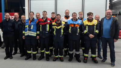 Die erfolgreichen Teilnehmer der Leistungsprüfung nach der Abnahme, eingerahmt von den Gratulanten. Von links: KBM Niklas Obermeier, KBM Andreas Luber, KBI Michael Iberer, Christina Rabenstein, Georg Rabenstein, Fabian Prösl, Bastian Hörl, Johannes Großer, Stefan Müller, Christopher Augustin, Julian Pröm, Marvin Lohr, Vereinsvorsitzender Karl Luber und Bürgermeister Uwe König. (Bild: Daniel Brunner)