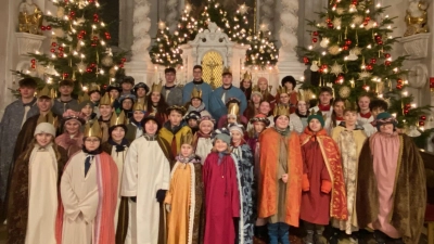 51 Kinder und Jugendliche aus Pfreimd als Sternsinger in der Pfarrkirche Mariä Himmelfahrt (Bild: Katrin Zimmermann)