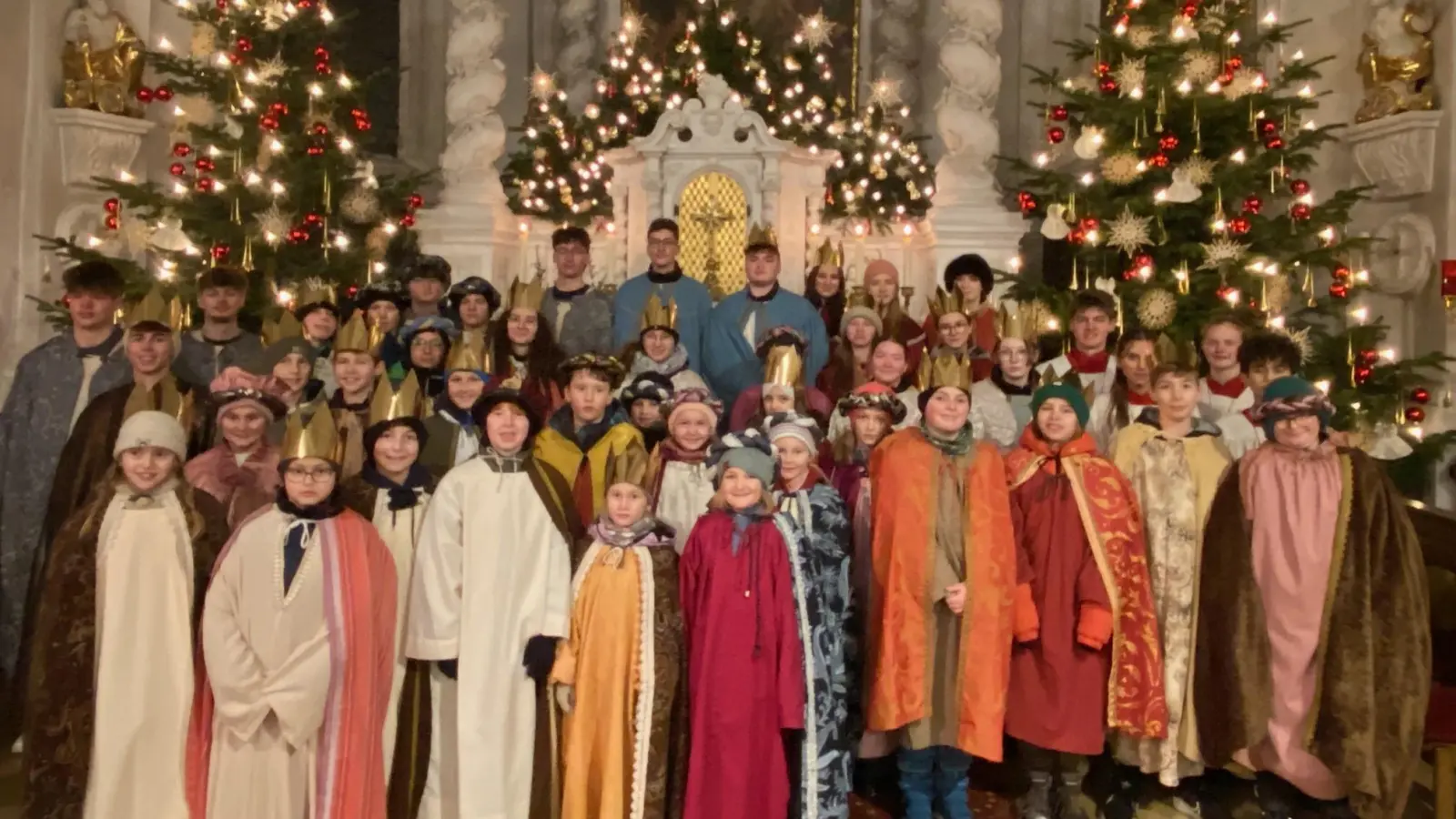 51 Kinder und Jugendliche aus Pfreimd als Sternsinger in der Pfarrkirche Mariä Himmelfahrt (Bild: Katrin Zimmermann)