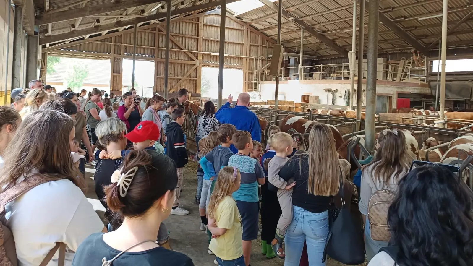 Bauernhofbesichtigung der Siedlergemeinschaft Vohenstrauß in Obertresenfeld. (Bild: Martin Licha )