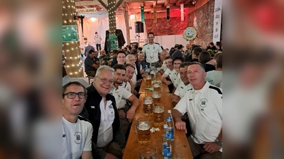 Die mitgereisten Mitglieder der Eichelbachschützen Weihern - Stein, feierten Ihren viermaligen Gauschützenkönig, Matthias Reis im Gutenecker Feststadel. Hinten stehend mit Königskette Matthias Reis. (Bild: Hans-Jürgen Schlosser )