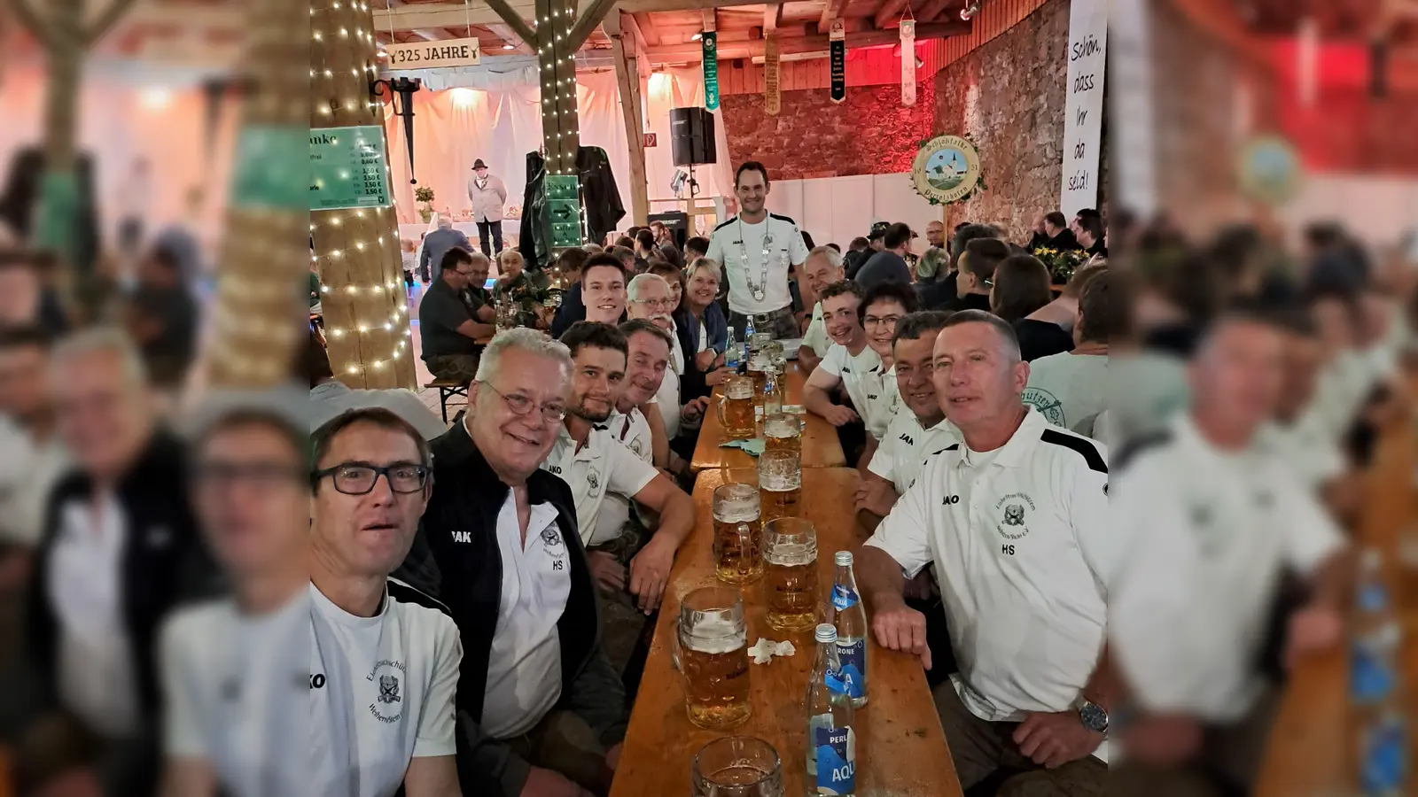 Die mitgereisten Mitglieder der Eichelbachschützen Weihern - Stein, feierten Ihren viermaligen Gauschützenkönig, Matthias Reis im Gutenecker Feststadel. Hinten stehend mit Königskette Matthias Reis. (Bild: Hans-Jürgen Schlosser )