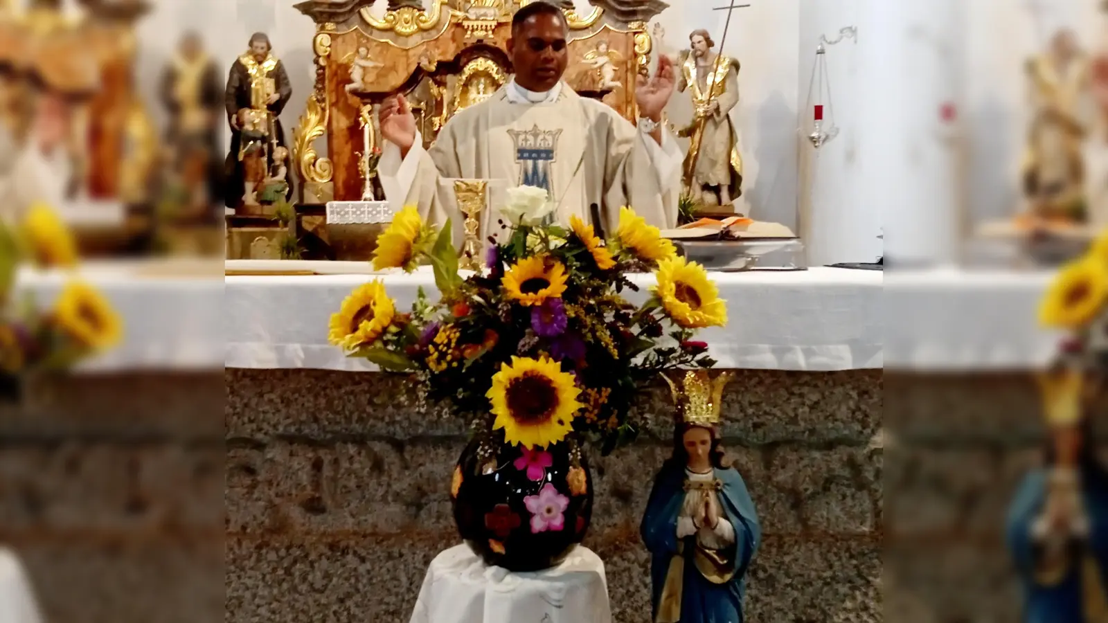 Pfarrer John Subash Vincent feierte mit den Gläubigen das Hochfest Mariä Himmelfahrt in der Katholischen Pfarrkirche Floß (Bild: Christina Kreuzer)