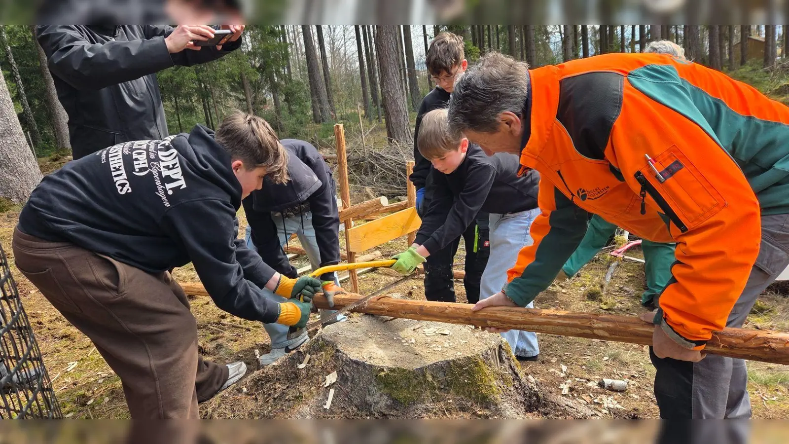 Schüler der Realschule im Stiftland beim Sägen – unter Anleitung entsteht ein Hochsitz (Bild: Barbara Strenge)
