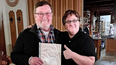 Das ist Treue pur: Andrea Glaubitz ( Stadtverband für Leibesübungen ) durfte Andreas Uschold für 60 Jahre Vereinszugehörigkeit bei den Heimatfreunden sowie im Bayerischen und Deutschen Sportschützenbund ehren. (Bild: Reinhard Kreuzer)