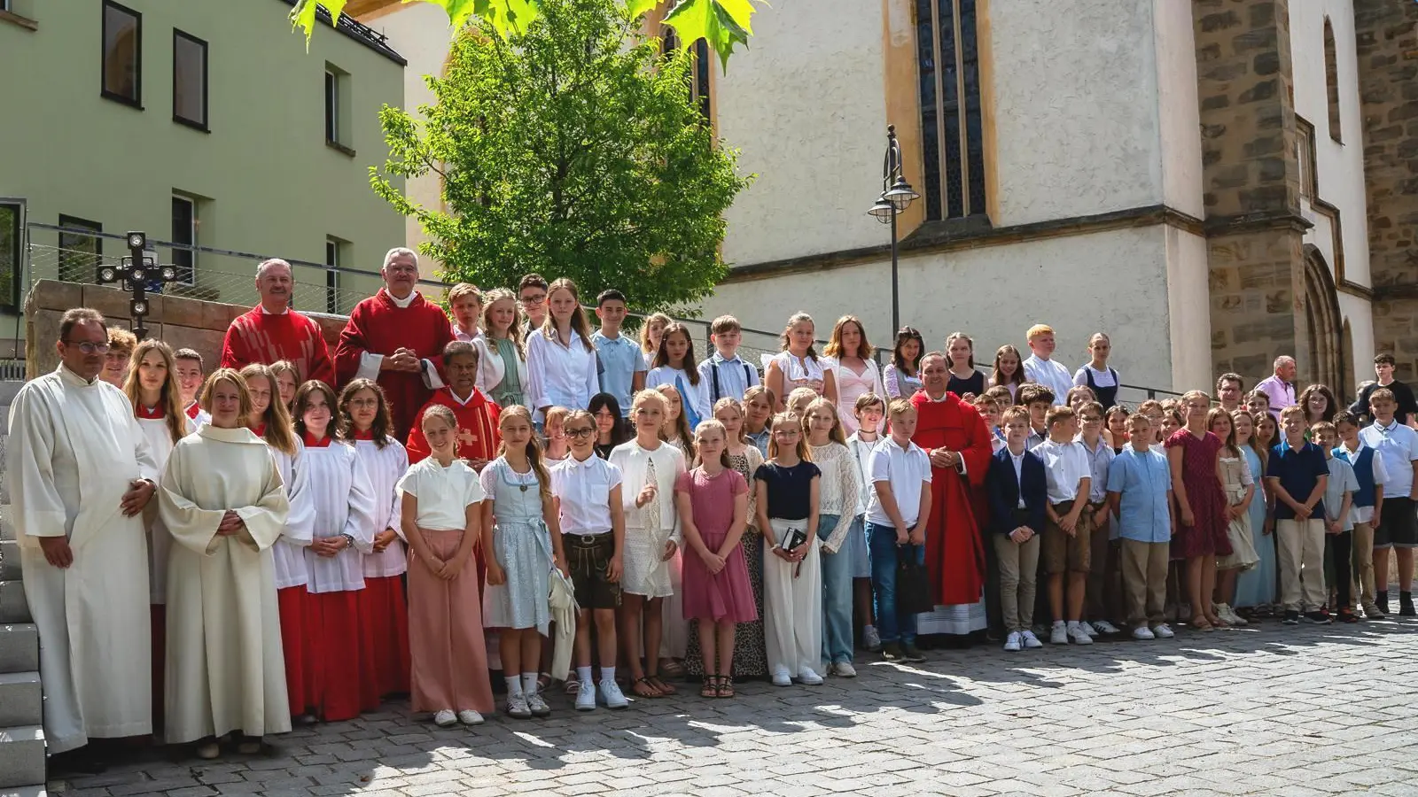 54 junge Christen empfingen in St. Jakob das Sakrament der Firmung durch Domkapitular Priller. (Bild: Christian Kalis)