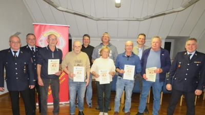 Vorsitzender Wolfgang Müller (links) und Kommandant Markus Lindner )rechts) bedankten sich bei Mitglieder für ihre Treue zum Verein. (Bild: Johann Adam)