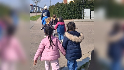 Polizistin Karolin Brunner überquert gemeinsam mit den Vorschulkindern die Straße. (Bild: Vanessa Weber)