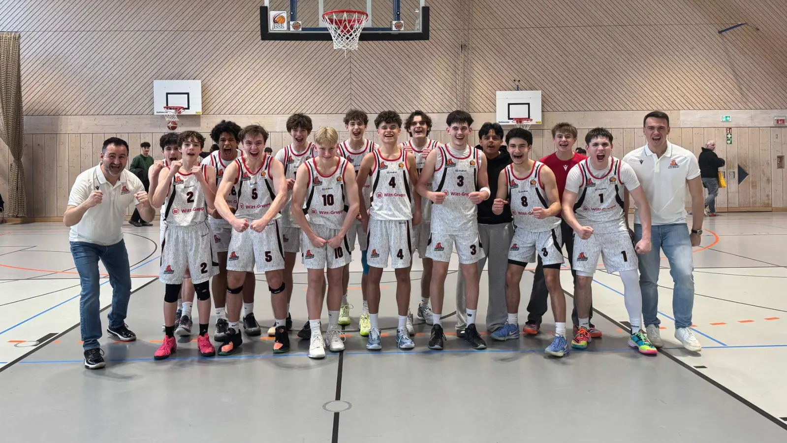 Die glückliche Mannschaft freut sich nach dem erfolgreichen Klassenerhalt (Bild: Christian Tiemann)