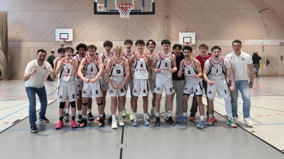 Die glückliche Mannschaft freut sich nach dem erfolgreichen Klassenerhalt (Bild: Christian Tiemann)