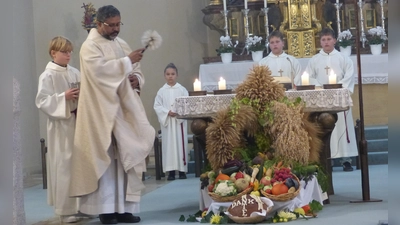 Pater Jo segnet die Erntekrone mit den Früchten aus Garten und Feld, die vor dem Volksaltar aufgebaut ist. (Bild: Sieglinde Schärtl)