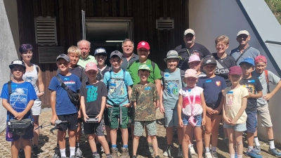 Die Wandergruppe mit ihren Betreuern vor dem Hochbehälter. (Bild: Annemarie Mösbauer)