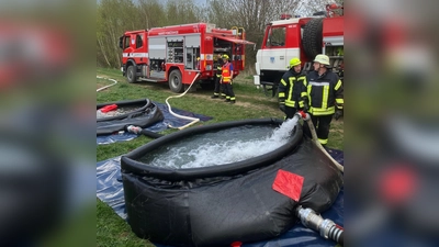 Zwei Faltbehälter wurden im Pendelverkehr befüllt. (Bild: Hubert Bronold)