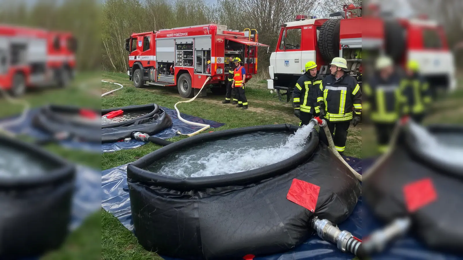 Zwei Faltbehälter wurden im Pendelverkehr befüllt. (Bild: Hubert Bronold)