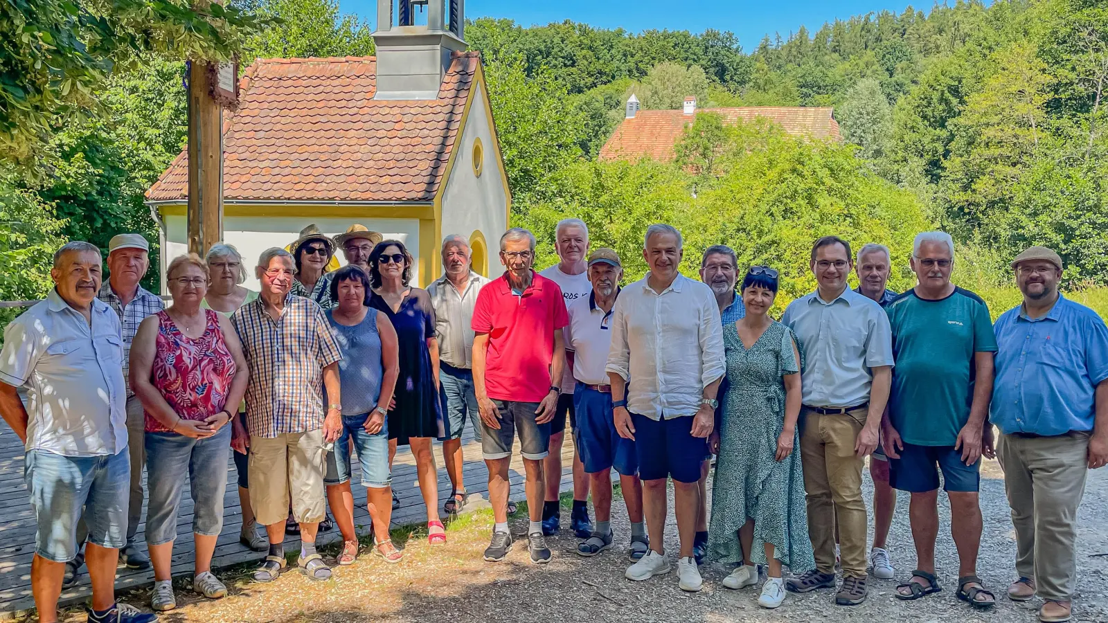 Rund 20 Teilnehmer besuchten auf Einladung von Bezirksrat Roland Grillmeier das Freilichtmuseum Neusath Perschen (Bild: Hans Walter)