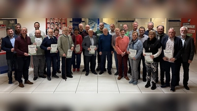 Jubilare mit Bürgermeister Peter Neumeier (links) und Vorsitzendem Frederik Lorenz (5. von links).  (Bild: Judith Fries)