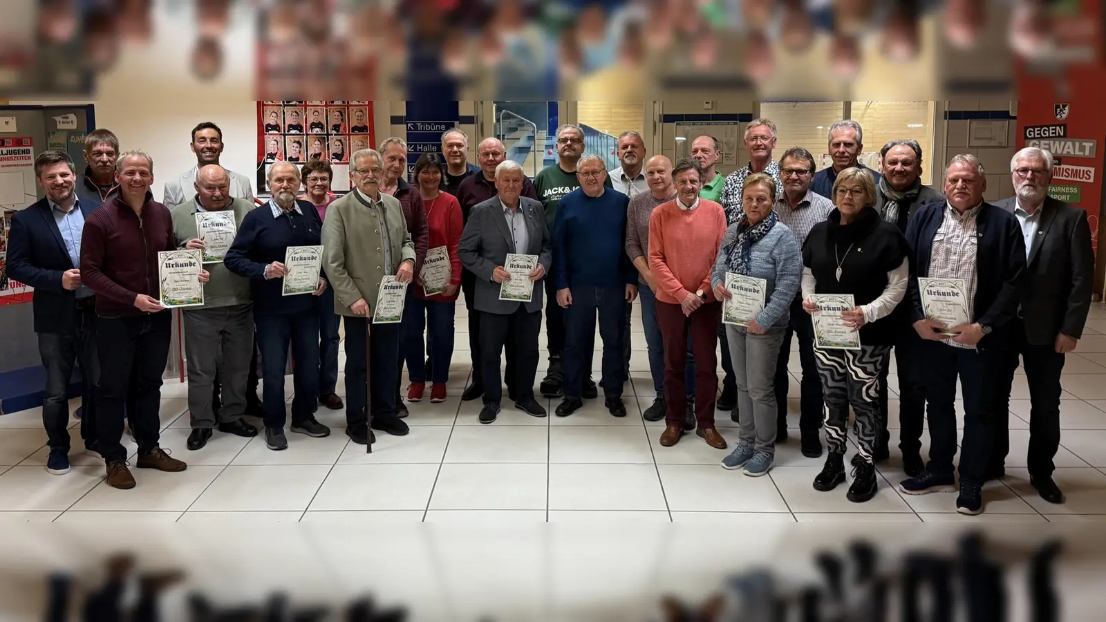 Jubilare mit Bürgermeister Peter Neumeier (links) und Vorsitzendem Frederik Lorenz (5. von links).  (Bild: Judith Fries)